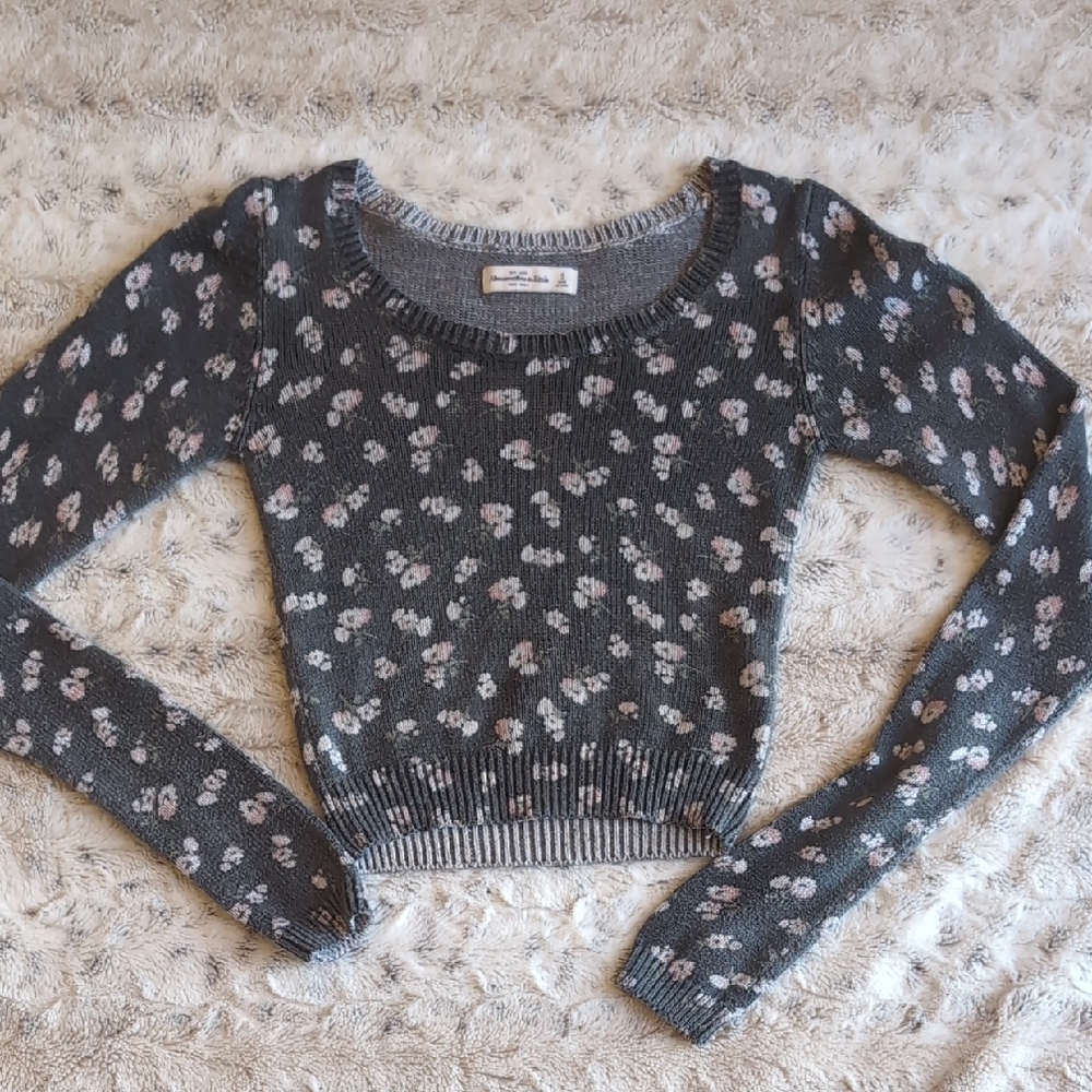 Abercrombie and Fitch Y2K Fitted Cropped Floral Knit Sweater